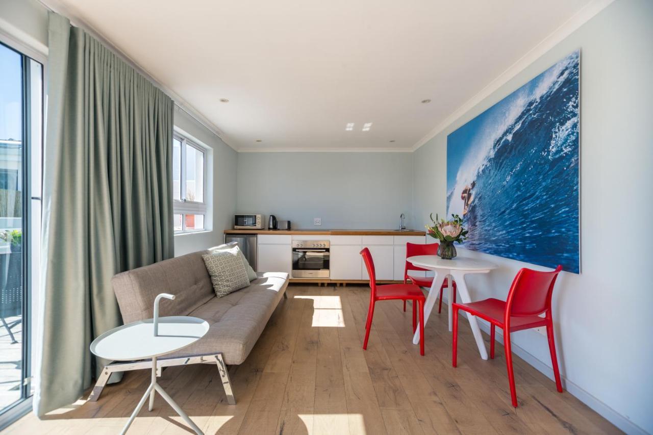 Ocean12 Guesthouse Sunset Beach ケープタウン エクステリア 写真